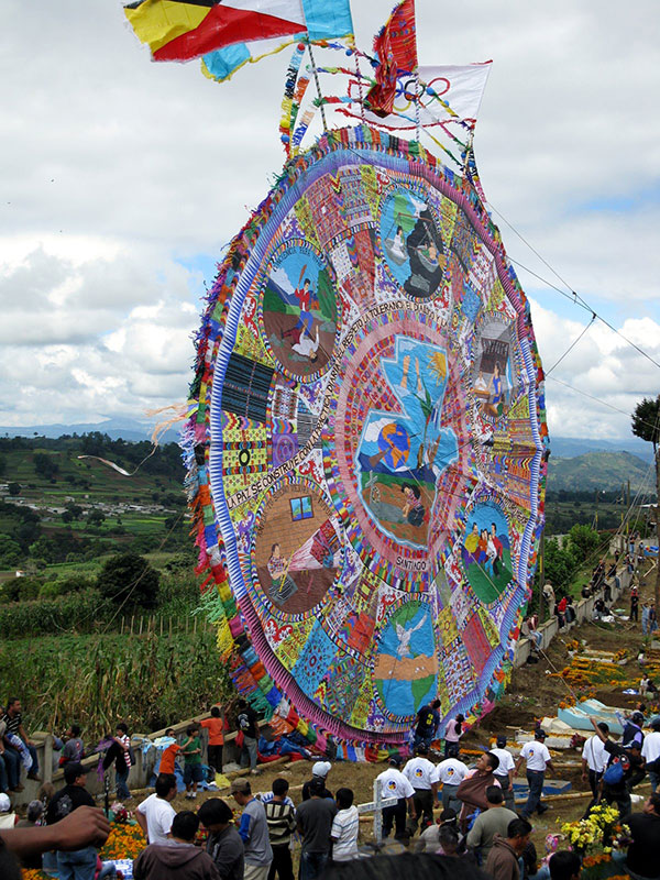 Giant kite, theme "weaving peace".