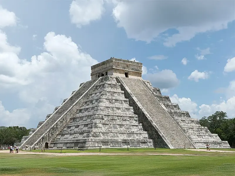 El Castillo (pyramid of Kukulcán) in Chichén Itzá, photo Daniel Schwen