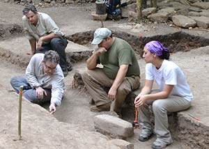 Students and faculty at Guatemalan Dig